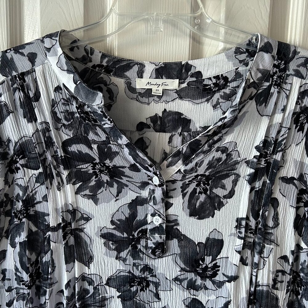Monday Fun Sz 2X Ladies top 3/4 Sleeves Floral Black White Crepe NWOT Stitch Fix - Picture 4 of 6